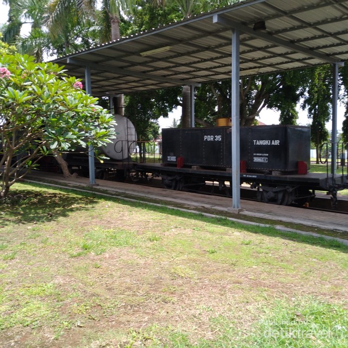 5 Potret Kereta Kuno di Museum Ambarawa Tampak gerbong kereta dengan berbagai bentuk