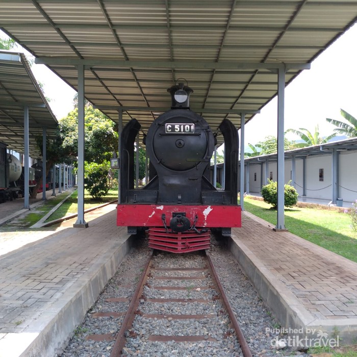 Museum Kereta Api Ambarawa memiliki berbagai kereta, lokomotif uap, lokomotif diesel dan gerbong dari berbagai daerah
