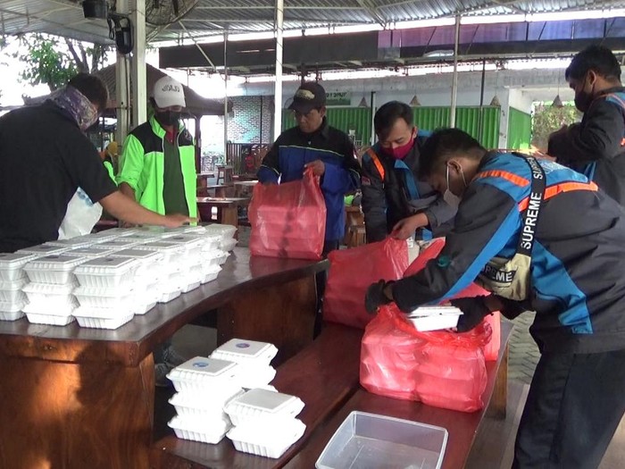 Adventure Makelar Surga (AMS) membagikan 400 paket makanan kepada warga yang menjalani isolasi mandiri (isoman)