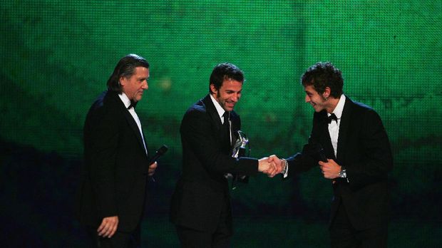 Alessandro Del Piero dan Valentino Rossi BARCELONA, SPAIN - APRIL 02: (L-R) Laureus World Sports Academy member Ilie Nastase, Italian footballer Alessandro Del Piero and MotoGP World Champion Valentino Rossi take part in the awards ceremony at the Laureus Sports Awards at the Palau Sant Jordi on April 2, 2007 in Barcelona, Spain. Del Piero accepted the award for the Laureus Team of the Year on behalf of the Italy team. (Photo by Jamie McDonald/Getty Images for Laureus)