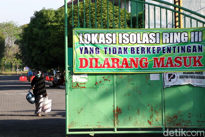Ancang-ancang Asrama Haji Donohudan Jadi RS Darurat COVID-19 Tempat isolasi terpusat Asrama Haji Donohudan Boyolali akan dijadikan sebagai RS darurat COVID-19. Hal tersebut disampaikan oleh Wali Kota Solo Gibran Rakabuming Raka.