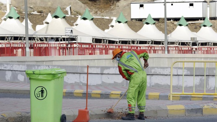 Arab Saudi Bersiap Sambut Musim Haji A Bengali worker cleans a street at a tent camp in Mina, near the Muslim holy city of Mecca, ahead of the upcoming annual hajj pilgrimage, Tuesday, July 13, 2021. The pilgrimage to Mecca required once in a lifetime of every Muslim who can afford it and is physically able to make it, used to draw more than 2 million people. But for a second straight year it has been curtailed due to the coronavirus with only vaccinated people in Saudi Arabia able to participate. (AP Photo/Amr Nabil)