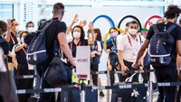 Kedatangan mereka disambut sejumlah ofisial tuan rumah. Lonjakan COVID-19 di kota itu tidak membuat surut ajang ini untuk tetap berlangsung mulai 23 Juli sampai 8 Agustus mendatang.