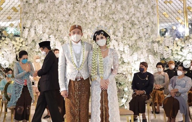 Dalam unggahannya di Instagram, mertua There, Yanti Airlangga menyebutkan bahwa pernikahan putranya digelar dengan menaati protokol kesehatan. “Acara dgn Prokes PCR satu hari sebelumnya dan Antigen saat Hadir dan wajib Masker,” tulisnya. Foto: Dok. Instagram