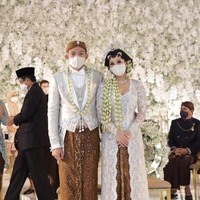 Dalam unggahannya di Instagram, mertua There, Yanti Airlangga menyebutkan bahwa pernikahan putranya digelar dengan menaati protokol kesehatan. “Acara dgn Prokes PCR satu hari sebelumnya dan Antigen saat Hadir dan wajib Masker,” tulisnya. Foto: Dok. Instagram