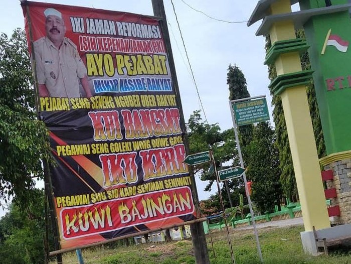 Seorang Kades di Jenar, Sragen, Jateng, Samto, memasang baliho mengritik kebijakan PPKM Darurat yang diberlakukan pemerintah. Baliho itu menyematkan kalimat Masih enak zaman PKI.