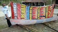 Saat ini baliho tersebut telah diturunkan oleh pihak Satpol PP. 