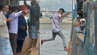 Bangladesh sendiri memberlakukan penguncian ketat pada awal bulan ketika kasus dan kematian baru COVID-19 naik ke level tertinggi selama pandemi. MUNIR UZ ZAMAN/AFP via Getty Images