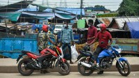 Selama periode ini, pasar ternak akan tetap buka. Transportasi umum juga akan dilanjutkan dalam skala terbatas dan pusat perbelanjaan serta toko akan dibuka kembali dengan tetap menjaga pedoman kesehatan. MUNIR UZ ZAMAN/AFP via Getty Images