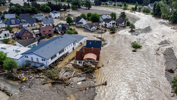 Banjir di Jerman Tewaskan 20 Orang dan 70 Lainnya Hilang Sedikitnya 20 orang tewas akibat hujan deras dan banjir yang melanda wilayah Jerman bagian barat. 70 lainnya dilaporkan hilang.