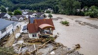 Banjir disebabkan badai di bagian Eropa Barat hingga membuat sejumlah sungai dan waduk meluap.
