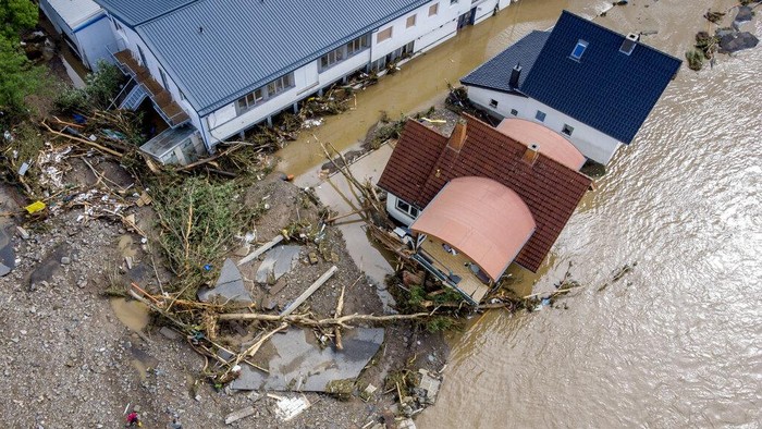 Banjir di Jerman Tewaskan 20 Orang dan 70 Lainnya Hilang Sedikitnya 20 orang tewas akibat hujan deras dan banjir yang melanda wilayah Jerman bagian barat. 70 lainnya dilaporkan hilang.