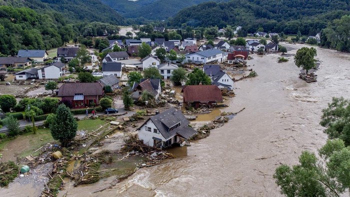 Banjir di Jerman Tewaskan 20 Orang dan 70 Lainnya Hilang Sedikitnya 20 orang tewas akibat hujan deras dan banjir yang melanda wilayah Jerman bagian barat. 70 lainnya dilaporkan hilang.