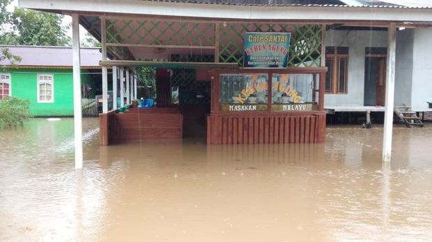 Banjir melanda Kalbar yakni di Kabupaten Mempawah dan Kabupaten Kapuas Hulu. Lebih dari 4.800 warga di dua kabupaten tersebut terdampak banjir. (dok BNPB)