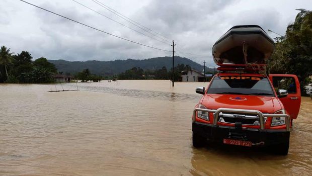 Banjir melanda Kalbar yakni di Kabupaten Mempawah dan Kabupaten Kapuas Hulu. Lebih dari 4.800 warga di dua kabupaten tersebut terdampak banjir. (dok BNPB)