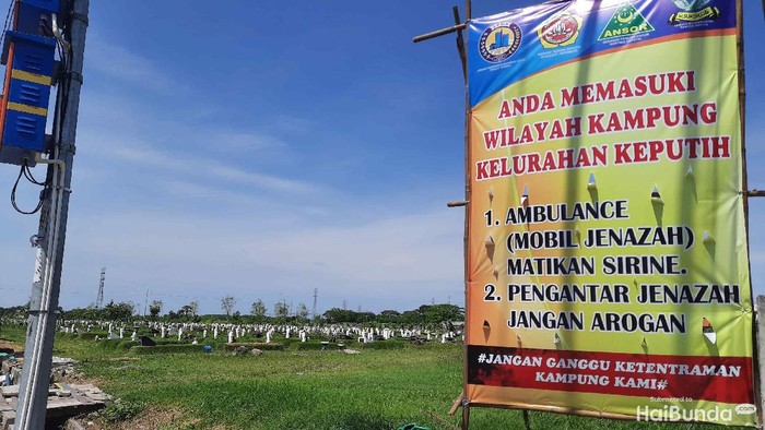 Warga Kelurahan Keputih merasa terganggu dengan suara sirine mobil jenazah yang menuju TPU Keputih. Satgas COVID-19 Surabaya sudah sosialisasi agar mobil jenazah yang menuju TPU Keputih tak membunyikan sirine.