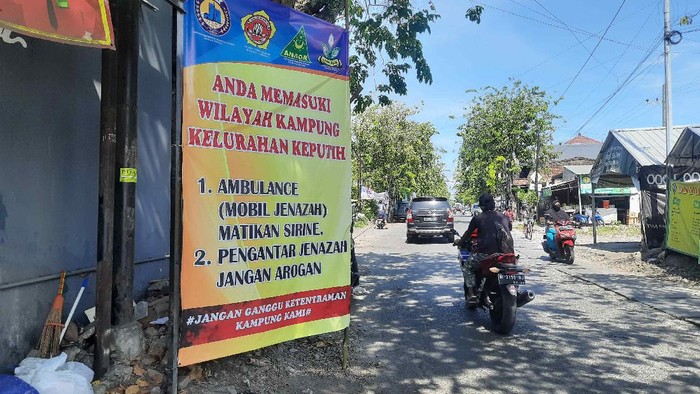 pada Rabu (14/7) malam dipasang banner di pintu masuk Kelurahan Keputih. Dalam banner tersebut, warga meminta semua mobil jenazah mematikan sirine saat melintas di Keputih, dan para pengantar jenazah tidak arogan.