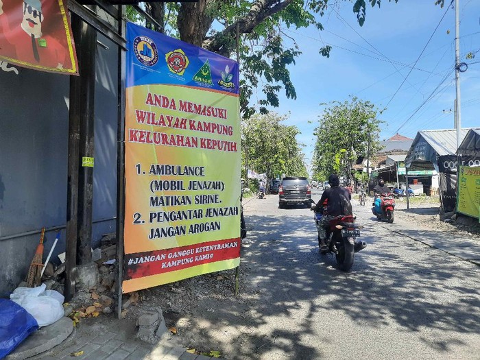 pada Rabu (14/7) malam dipasang banner di pintu masuk Kelurahan Keputih. Dalam banner tersebut, warga meminta semua mobil jenazah mematikan sirine saat melintas di Keputih, dan para pengantar jenazah tidak arogan.