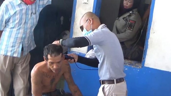 Belasan anak punk terjaring razia di Tanjungbalai. Beberapa anak punk yang diamankan langsung disanksi berupa cukur rambut hingga botak (dok Istimewa)