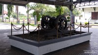 Komponen bangunan ini terdiri dari emplasemen, bengkel, peron, rumah dinas, jalur rel, pemutar lokomotif, menara air dan gudang.