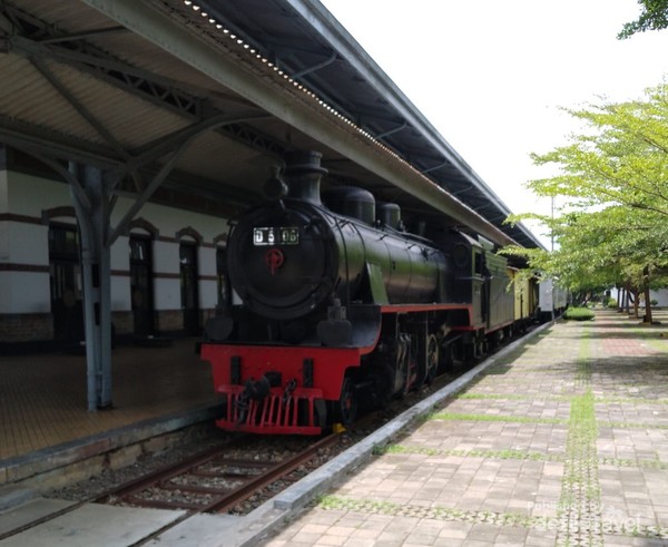 Museum ambarawa menyimpan berbagai lokomotif uap dan diesel.