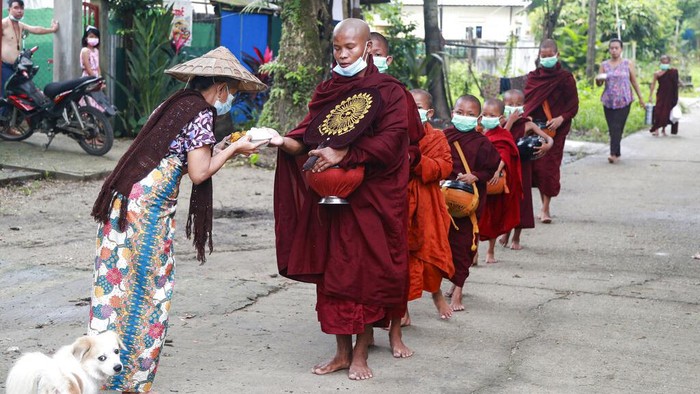 Biksu Myanmar Sejumlah bisku berkeliling kampung di Myanmar. Mereka mengumpulkan sedekah untuk biaya pendidikan dan kehidupan guru dan biksu muda di sejumlah sekolah di Myanmar.