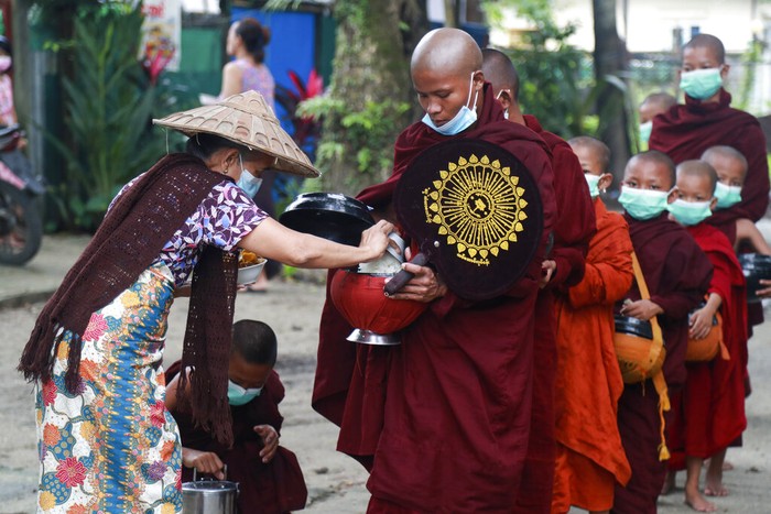 Sejumlah bisku berkeliling kampung di Myanmar. Mereka mengumpulkan sedekah untuk biaya pendidikan dan kehidupan guru dan biksu muda di sejumlah sekolah di Myanmar.