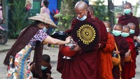 Sedekah yang terkumpul akan digunakan untuk biaya pendidikan biksu muda di sejumlah sekolah yang tersebar di Myanmar.
