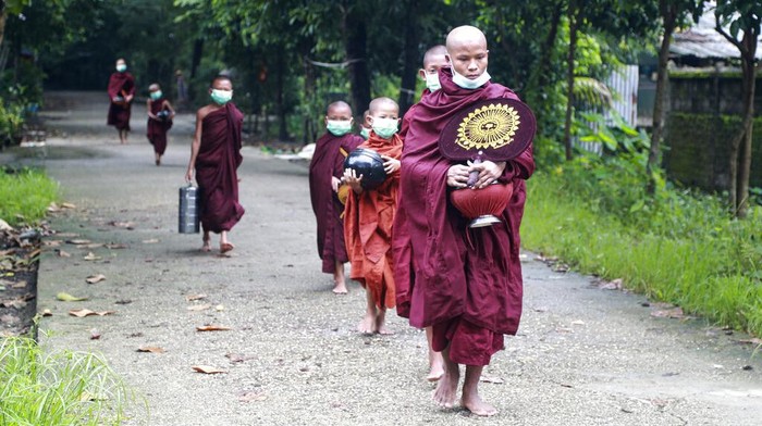 Sejumlah bisku berkeliling kampung di Myanmar. Mereka mengumpulkan sedekah untuk biaya pendidikan dan kehidupan guru dan biksu muda di sejumlah sekolah di Myanmar.