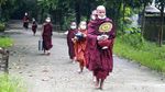 Keliling Kampung Biksu di Myanmar Minta Sedekah