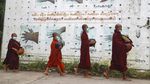 Keliling Kampung Biksu di Myanmar Minta Sedekah