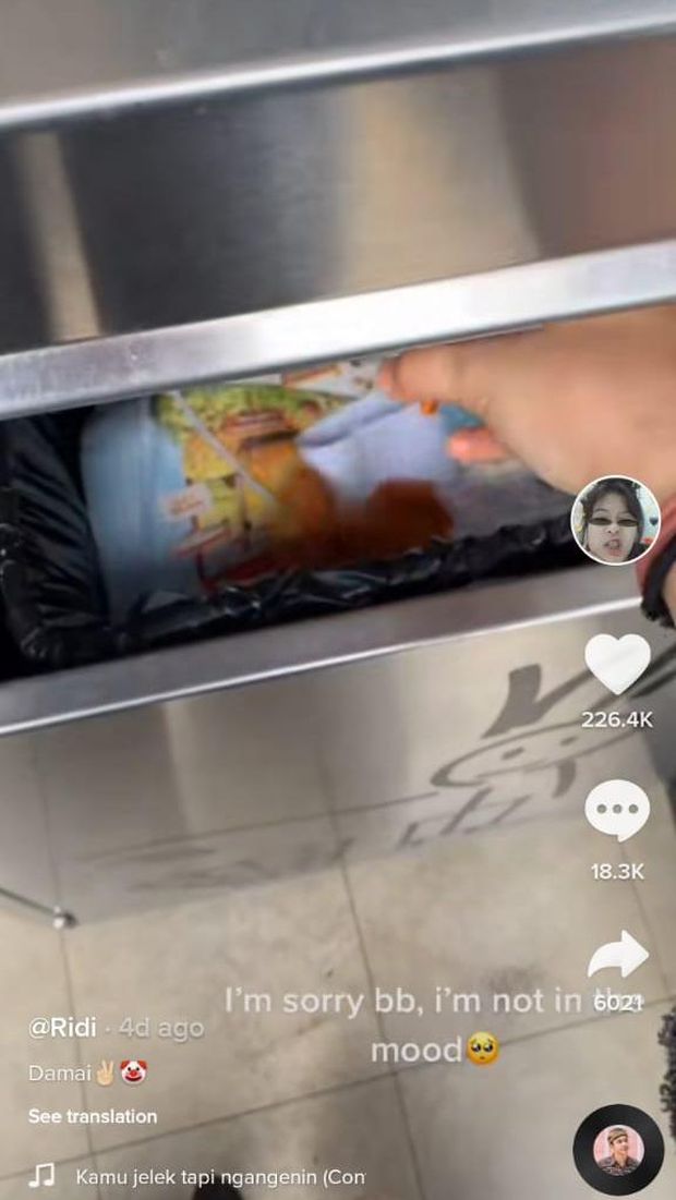 Buang Kulit Fried Chicken, TikToker Ini Bikin Netizen Geram
