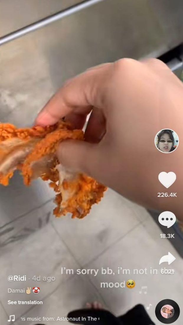 Buang Kulit Fried Chicken, TikToker Ini Bikin Netizen Geram
