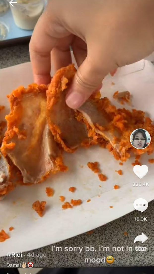 Buang Kulit Fried Chicken, TikToker Ini Bikin Netizen Geram