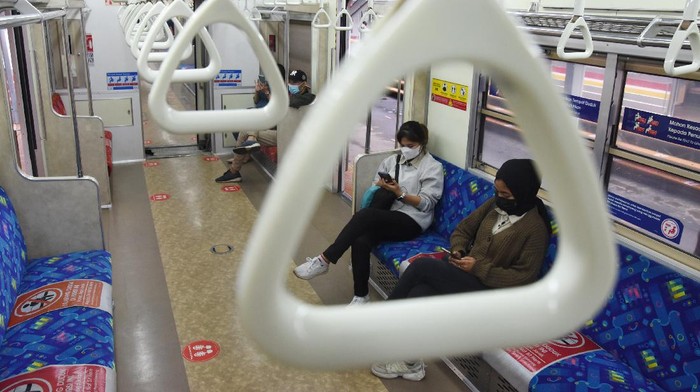 Penumpang menaiki KRL Commuter Line di Stasiun Manggarai, Jakarta, Kamis (1/7/2021). Pemerintah akan menerapkan PPKM Darurat di Pulau Jawa dan Bali mulai 3 Juli mendatang, salah satunya membatasi penumpang transportasi umum maksimal 70 persen dari kapasitas serta pelaku perjalanan yang menggunakan moda transportasi jarak jauh harus menunjukkan kartu vaksin dan PCR H-2 untuk pesawat serta antigen (H-1) untuk moda trasnportasi jarak jauh lainnya. ANTARA FOTO/Indrianto Eko Suwarso/aww.