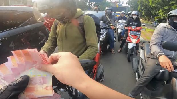 Youtuber Doni Salmanan bagi-bagi uang di jalan