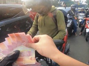 Viral Pemotor Moge Setop di Pinggir Jalan Terus Bagi-bagi Uang, Didoain Netizen