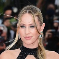 Tidak ketinggalan, anting berlian yang membingkai batu zamrud nan menawan juga menemani penampilan Dylan Penn. (Foto: Getty Images)