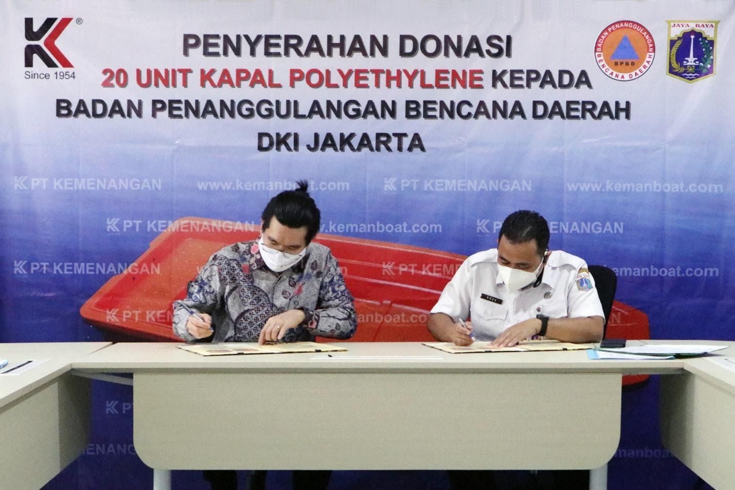 enandatangan berita acara serah terima donasi kapal oleh Direktur Operasional PT Kemenangan dan Plt Kepala BPBD