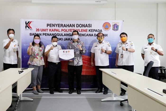 enandatangan berita acara serah terima donasi kapal oleh Direktur Operasional PT Kemenangan dan Plt Kepala BPBD