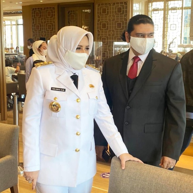 Fadia Arafiq yang terlahir dengan nama Laila Fathiah tersebut menikah dengan penyanyi dangdut asal Malaysia M. Ashraff Abu atau yang lebih dikenal sebagai Ashraff Khan. Foto: Instagram @fairuzarafiq