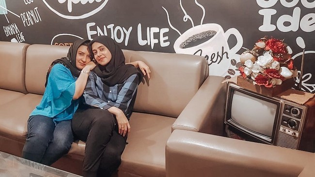 Wanita 43 tahun ini tampaknya adalah sosok kakak yang perhatian dengan sang adik. Hal itu terungkap dalam postingan yang diunggah Fairuz. Ga pernah berubah,manjain adiknya banget,selalu kasih semangat,sbnrnya kalau ngmngin kebaikannya ga akan cukup di caption ini, I am very lucky to have a sister like you,sehat2 ya kak aku udah paling sedih kalau dia sakit, Foto: Instagram @fairuzarafiq