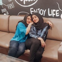 Wanita 43 tahun ini tampaknya adalah sosok kakak yang perhatian dengan sang adik. Hal itu terungkap dalam postingan yang diunggah Fairuz. Ga pernah berubah,manjain adiknya banget,selalu kasih semangat,sbnrnya kalau ngmngin kebaikannya ga akan cukup di caption ini, I am very lucky to have a sister like you,sehat2 ya kak aku udah paling sedih kalau dia sakit, Foto: Instagram @fairuzarafiq