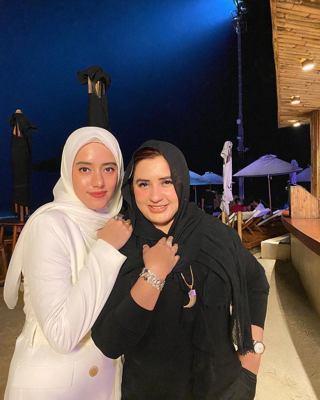 Sang adik Fairuz juga kerap kali membagikan momen dan ungkapan kasih sayangnya kepada Fadia. Kakakku sayang yg selalu ada disaat situasi apapun,jam berapapun adenya butuh temen cerita ga pernah ngeluh selalu di temenin disaat lagi butuh temen nangis ketawa, tulisnya.  Foto: Instagram @fairuzarafiq