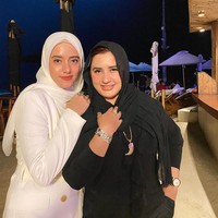 Sang adik Fairuz juga kerap kali membagikan momen dan ungkapan kasih sayangnya kepada Fadia. Kakakku sayang yg selalu ada disaat situasi apapun,jam berapapun adenya butuh temen cerita ga pernah ngeluh selalu di temenin disaat lagi butuh temen nangis ketawa, tulisnya.  Foto: Instagram @fairuzarafiq