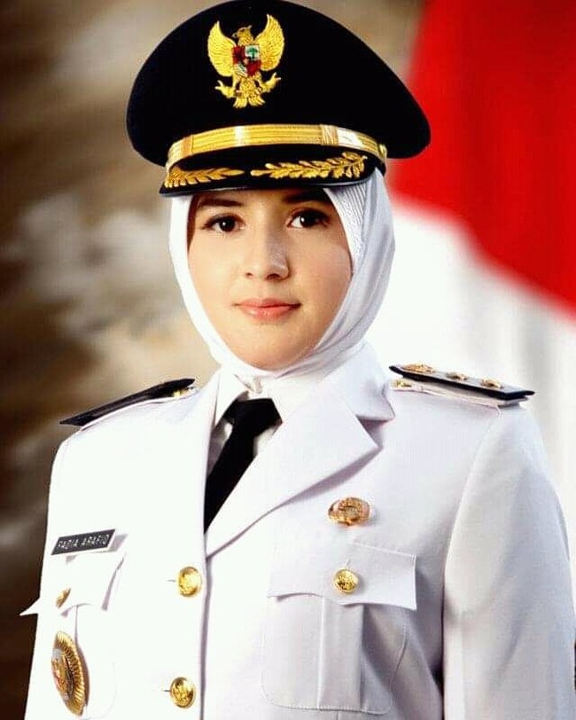 Lama tak terlihat di layar kaca, Fadia A Rafiq kini beralih menjadi pejabat pemerintahan. Setelah menjadi Wakil Bupati, sejak tahun lalu Fadia menjabat sebagai Bupati Pekalongan. Foto: Instagram @bupatipekalongan