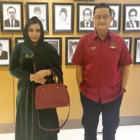 Begini gayanya saat bertemu dengan mantan Menteri Sosial Juliari Batubara yang dibagikan sang suami di Instagram. Foto: Instagram @fairuzarafiq