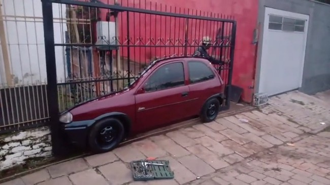 Dekorasi gerbangnya benar-benar bikin nggak habis pikir. Definisi gerbang fancy nih, dekorasinya mobil beneran. Foto: instagram.com/@infotekniksipil