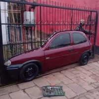 Dekorasi gerbangnya benar-benar bikin nggak habis pikir. Definisi gerbang fancy nih, dekorasinya mobil beneran. Foto: instagram.com/@infotekniksipil