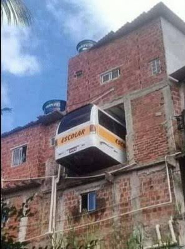 Kira-kira parkir mobilnya gimana ya kalau di lantai 2 kayak gini parkirannya? Kamu pernah lihat nggak rumah yang modelnya seperti ini? Dijamin bikin bingung dan mikir berkali-kali. Foto: instagram.com/@infotekniksipil